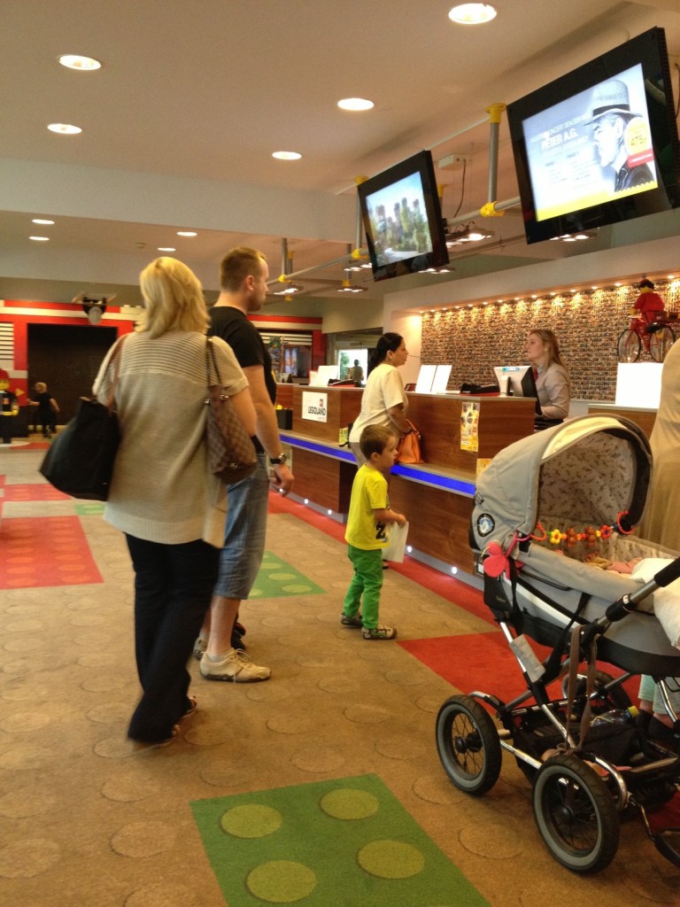 Tymon odbiera nagrodę z recepcji