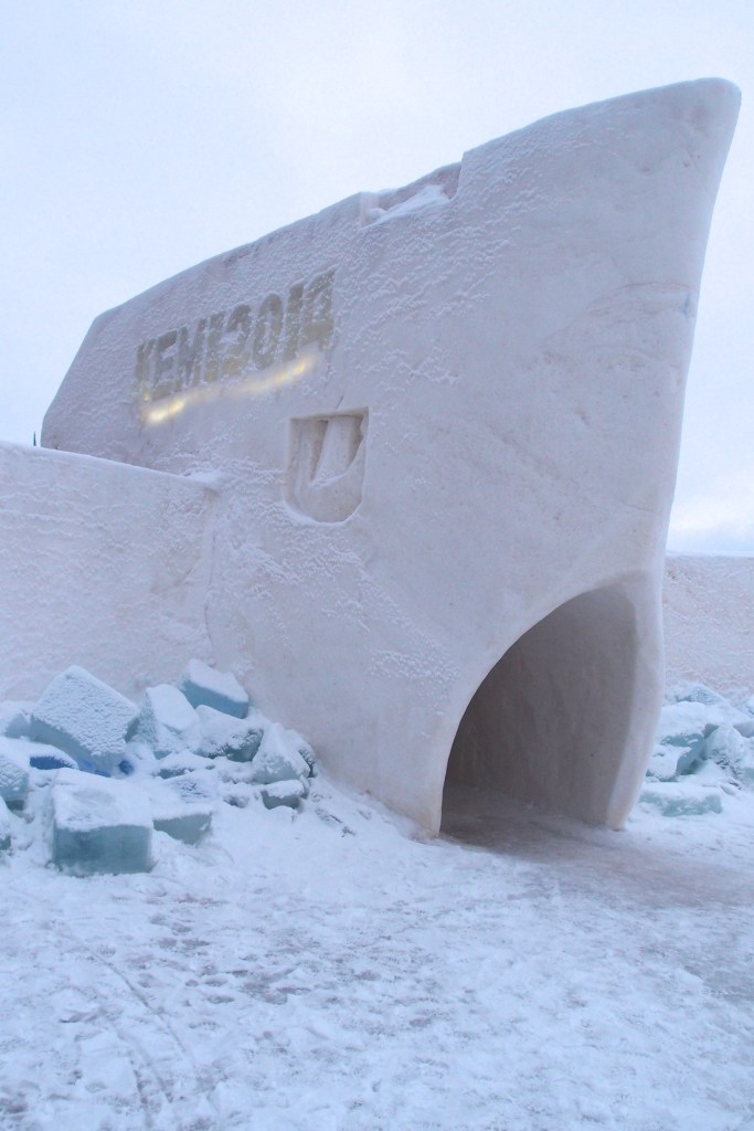 Wejście na teren lodowego zamku