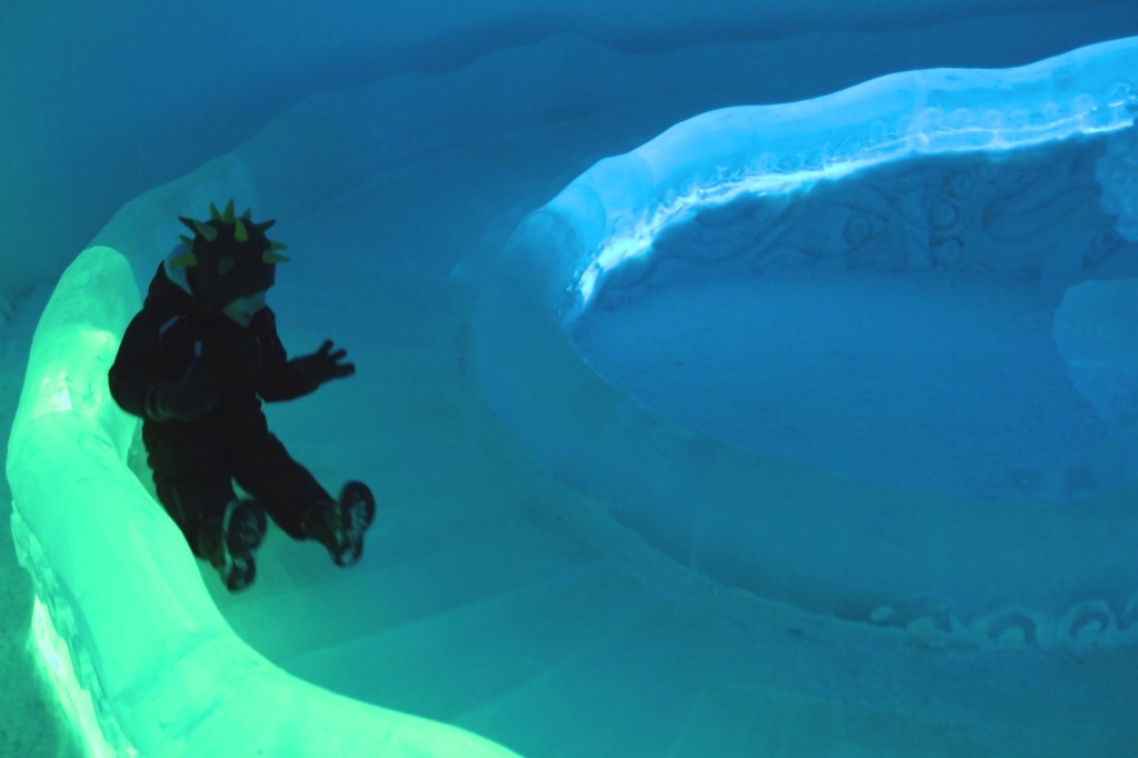 Lodowa zjeżdżalnia