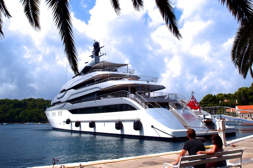 Jeden z kilkunastu jachtów w marinie.