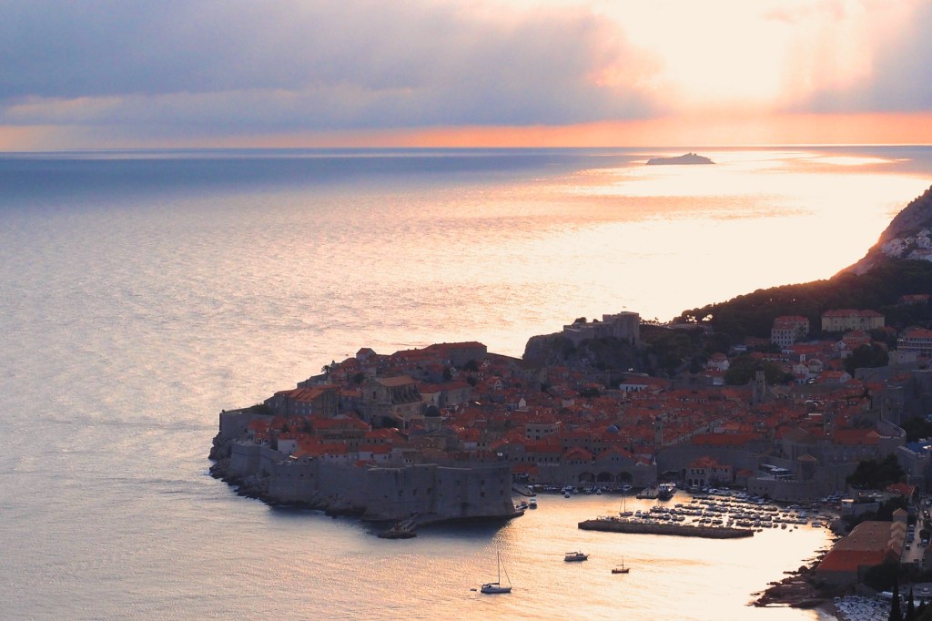 Widok na Dubrovnik z punktu widokowego.